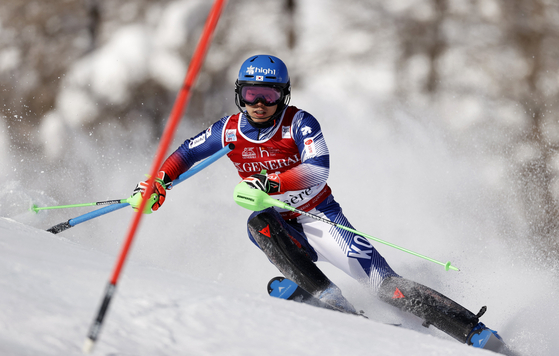 Jung Dong-hyun competes in the men's slalom event at the FIS Ski World Cup in Val d'Isere, France in December last year. [REUTERS/YONHAP]