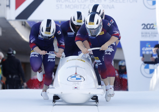 Korea's Won Yun-jong, Kim Dong-hyun, Kim Jin-su and Jung Hyun-woo compete during the four-man bobsleigh race at the Bob & Skeleton World Cup and IBSF European Championships in Saint-Moritz, Switzerland on Jan. 16. [REUTERS/YONHAP]