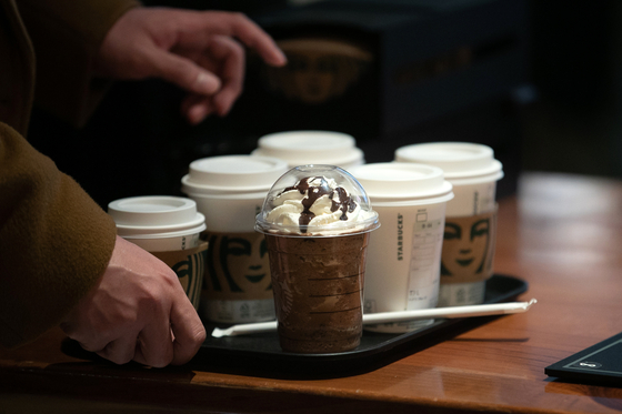 Beverages are served in disposable cups at a franchise coffee shop in Seoul. [NEWS1]
