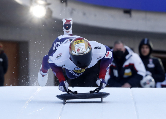 Yun Sung-bin starts his race during the men's skeleton competition at the Bob & Skeleton World Cup and IBSF European Championships in Saint-Moritz, Switzerland in January. [REUTERS/YONHAP]