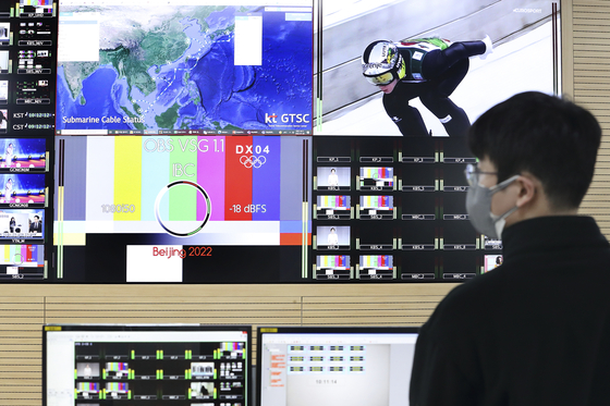 KT’s international telecommunication center in downtown Seoul on Wednesday does final tests on its feed from the Winter Olympics in Beijing. KT is the only telecommunication company allowed to livestream the games in Korea, which kick off on Friday. [KT]