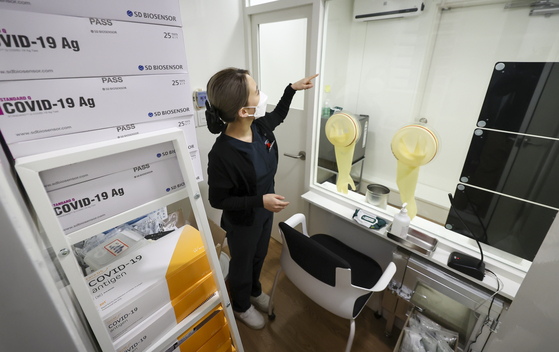 A staffer at a respiratory clinic in Seoul shows its Covid-19 examination room Wednesday. Starting Thursday, the country will begin a new Omicron-tailored virus response system and smaller hospitals and clinics will take part in Covid-19 testing. [YONHAP]