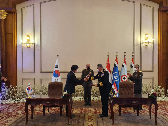 Kang Eun-ho, cheif of Defense Acquisition Program Administration (DAPA), left, and Egypt's Deputy Minister of Defense Ahmed Khaled, right, shake hands after signing an agreement for Korea and Egypt to cooperate on defense science and technology at the Artillery House in Cairo on Tuesday. [DAPA]