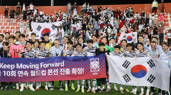 Korea's national football team celebrates after it beat Syria 2-0 at Rashid Stadium in Dubai on Tuesday, earning a ticket to the 2022 Qatar World Cup. With the win, Korea has reached every World Cup since 1986, a run of 10 consecutive tournaments. [NEWS1]