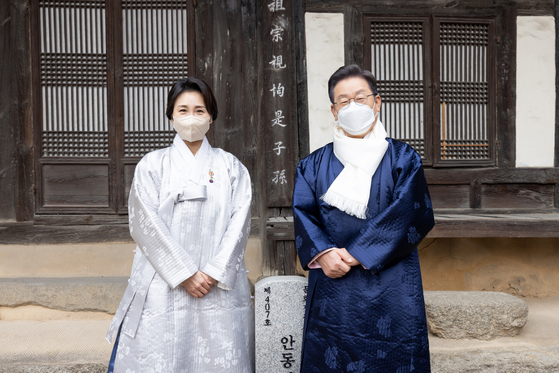 Democratic Party presidential candidate Lee Jae-myung, right, and his wife, Kim Hye-kyung, pose for a commemorative photo during a visit to Andong in North Gyeongsang for a Lunar New Year event on Tuesday. [YONHAP]