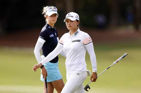 Ko Jin-young, right, and Nelly Korda of the United States on the 14th hole during the final round of the CME Group Tour Championship at Tiburon Golf Club on Nov. 21, 2021 in Naples, Florida.  [AFP/YONHAP]