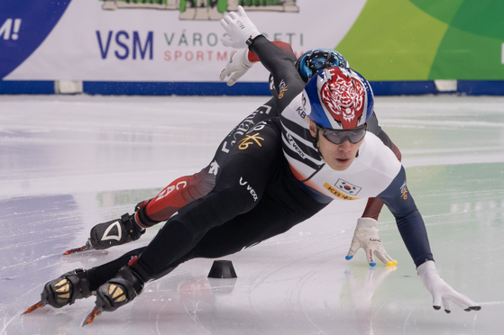 Hwang Dae-heon competes in the men's 1000-meter final during the ISU World Cup Short Track Speed Skating series in Debrecen, Hungary on Nov. 21, 2021. [XINHUA/YONHAP]