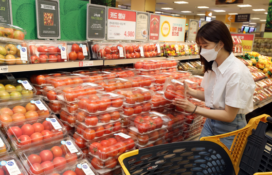 A customer shops at Emart, one of the newly added options for Korean Air Lines users to spend their unused mileage points. [EMART]
