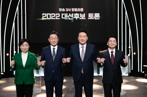 From left, Sim Sang-jeung of the Justice Party, Lee Jae-myung of the Democratic Party, Yoon Suk-yeol of the People Power Party and Ahn Cheol-soo of the People's Party bump fists ahead of their first televised debate Thursday evening at the KBS hall in Yeouido, western Seoul. [JOINT PRESS CORPS]