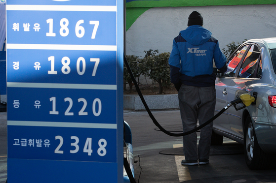 A sign shows gasoline prices at a gas station in Seoul on Sunday. An average gasoline price in the first week of February was up 15.2 won from the previous week to 1,667.6 won per liter, according to Opinet, an oil price information provider. [NEWS1]