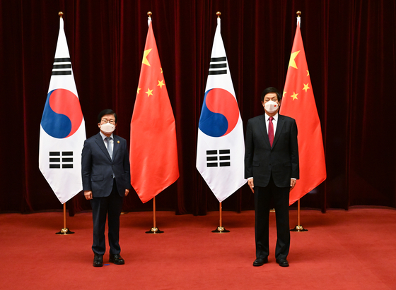 Park Byeong-seug, left, speaker of Korea’s National Assembly, poses for a photo with Li Zhanshu, right, chairman of the Standing Committee of China’s Congress, at the Great Hall of the People in Beijing on Saturday before holding talks. On Friday evening, Park attended the opening ceremony for the Beijing 2022 Winter Olympics held at Beijing National Stadium. [NATIONAL ASSEMBLY]