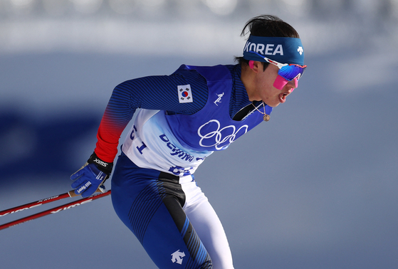 Kim Min-woo in action during the 2022 Beijing Olympics men's skiathlon at National Cross-Country Centre in Zhangjiakou, China on Sunday. [REUTERS/YONHAP]