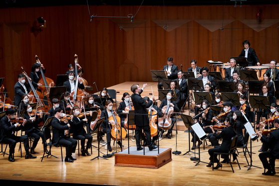         Inkinen conducts the KBS Symphony Orchestra [KBS SHYMPHONY ORCHESTRA]