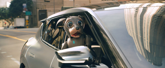 A scene from Kia America's advert for the EV6 electric vehicle (EV) shows Robo Dog hanging out of the car's window. The advert will be broadcasted at the Super Bowl at SoFi Stadium in Los Angeles on Feb. 13. [KIA]