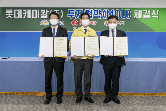 Hwang Jin-goo, far right, CEO of Lotte Chemical’s Basic Materials Division, South Chungcheong governor Yang Seung-jo, center, and Seosan City Mayor Maeng Jeong-ho pose after signing an agreement at the South Chungcheong Provincial Office Monday. [LOTTE CHEMICAL]