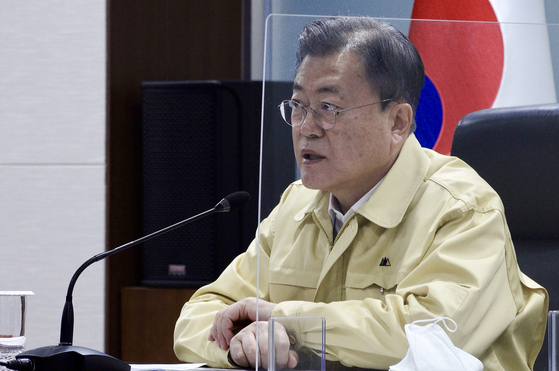 South Korean President Moon Jae-in presides over an emergency meeting of the National Security Council at the Blue House on Jan. 30 in response to the North's launch of an intermediate-range ballistic missile earlier that day. [YONHAP]