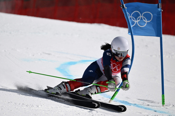 Gim So-hui competes in the first run of the women's giant slalom during the Beijing 2022 Winter Olympic Games at the Yanqing National Alpine Skiing Centre in Yanqing on Monday. [AFP/YONHAP]