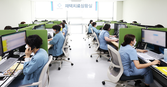 Medical workers monitor Covid-19 patients under home treatment at Seongnam Citizens Medical Center in Seongnam, Gyeonggi, on Monday. [YONHAP]