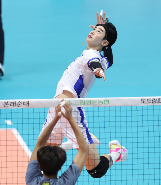 Late volleyball player Kim In-hyeok in action during a match between Daejeon Samsung Bluefangs and Cheonan Hyundai Capital Skywalkers held at Uijeongbu Gymnaisum in Uijeongbu, Gyeonggi on Aug. 18, 2021. [YONHAP]