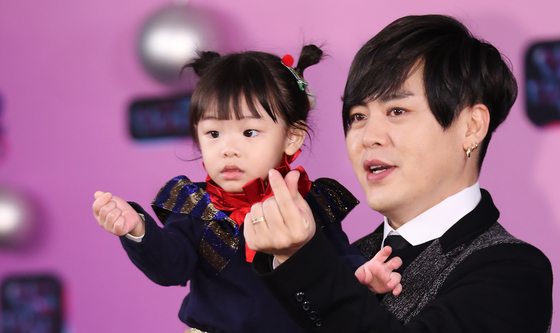 Singer Moon Hee-jun, right, and his daughter Moon Hee-yul [ILGAN SPORTS]