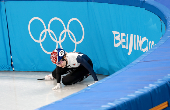Choi Min-jeong falls during the women's 500-meter quarterfinals at Capital Indoor Stadium in Beijing on Monday. [EPA/YONHAP]