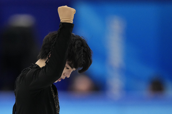 Cha Jun-hwan reacts at the end of his short program at Capital Indoor Stadium in Beijing on Tuesday. [AP/YONHAP]