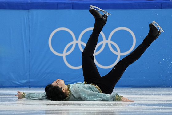 Lee Si-hyeong falls during the men's short program figure skating competition at the 2022 Winter Olympics on Tuesday. [AP/YONHAP]