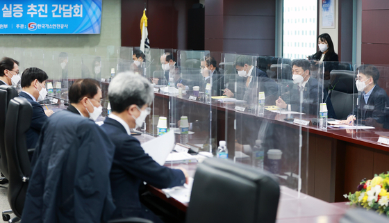 Park Ki-young, Vice Minister of Trade, Industry and Energy, second from right, heads a meeting with gas industry officials including those from the Korea Gas Corp. to discuss on testing the safety of blending hydrogen with natural gas during a meeting held in Seoul on Tuesday. [MINISTRY OF TRADE, INDUSTRY AND ENERGY]