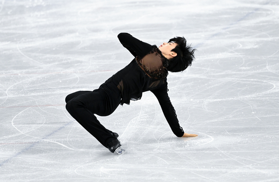 Cha Jun-hwan performs a cantilever during the men's single skating short program at Capital Indoor Stadium in Beijing on Tuesday. [XINHUA/YONHAP]