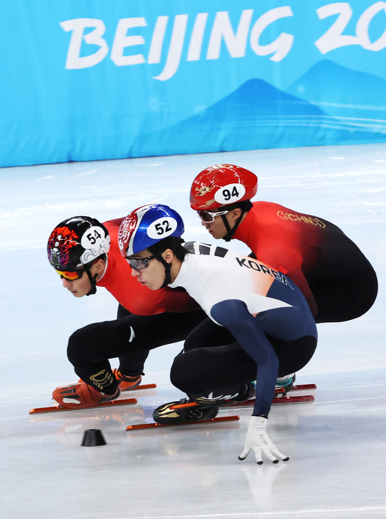 Hwang Dae-heon, center, competes in the men's 1000-meter semifinal at Capital Indoor Stadium in Beijing on Monday. [YONHAP]