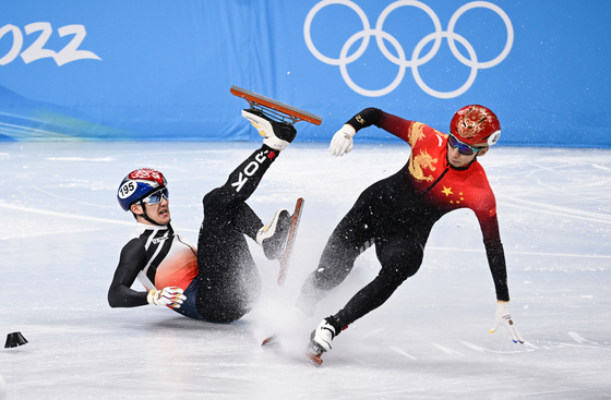 Park Jang-hyuk, left, collides with Wu Dajing of China during the men's 1,000-meter quarterfinal at Capital Indoor Stadium in Beijing on Monday. [XINHUA/YONHAP]