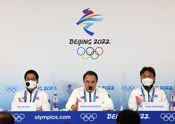 Yoon Hong-geun, head of the Korean athletic delegation at the Beijing Winter Olympics, center, announces a decision to appeal a controversial disqualification of two Korean short track speed skaters with the Court of Arbitration for Sport in Switzerland, in Beijing on Tuesday. [YONHAP] 