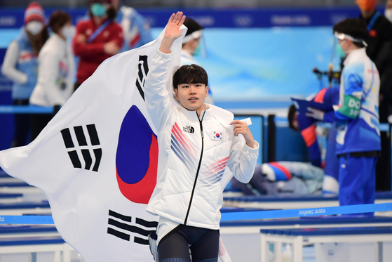 Kim Min-seok celebrates winning the men's speed skating 1500-meter bronze medal at the Beijing 2022 Olympic Games in Beijing on Tuesday. [JOONGANG ILBO]