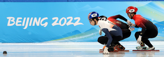 Hwang Dae-heon, left, overtakes two Chinese skaters during the men's 1000-meter semifinal at Capital Indoor Stadium in Beijing on Monday. [NEWS1]