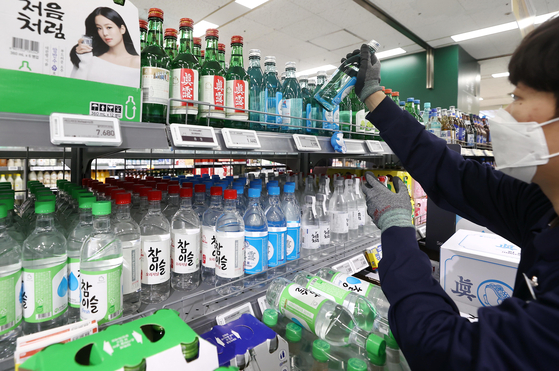 An employee stocks alcoholic beverages at a retail store in Seoul on Tuesday. According to the industry, spirit prices have increased 7.8 percent since Feb. 4. Consumer prices have continued to increase since the second quarter of last year. [YONHAP]