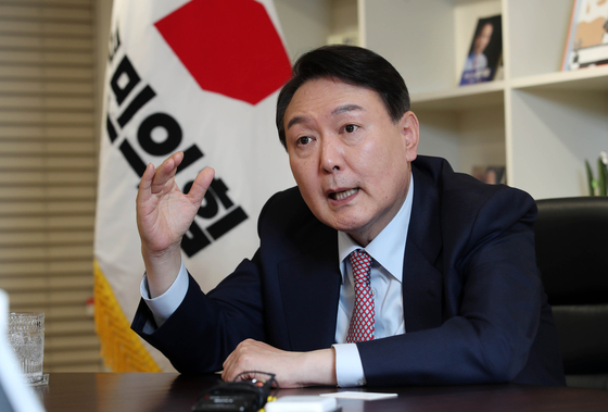 People Power Party's presidential candidate Yoon Suk-yeol gives an exclusive 90-minute interview to the JoongAng Ilbo in his office on Monday. [KIM SANG-SUN] 