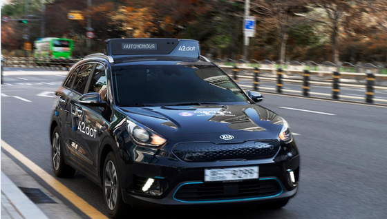Seoul City announced Wednesday that it will start operating self-driving transportation services from Thursday. Four autonomous taxis will roam the streets of Sangam-dong in Mapo District, western Seoul, and can be called using the smartphone application TAP! for a fixed fare of 2,000 won ($1.70) per ride, automatically payable on the application. [SEOUL METROPOLITAN GOVERNMENT]