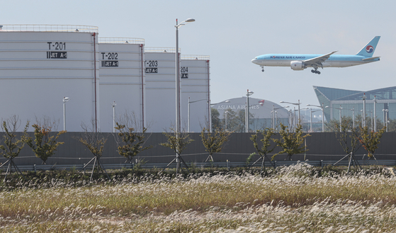Korean Air Lines' Boeing 787-8 lands at Incheon International Airpot on Oct 18, 2021. [YONHAP]