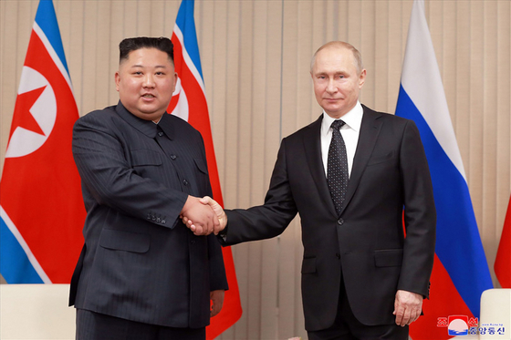 A photo released by the Korean Central News Agency of North Korean leader Kim Jong-un shaking hands with Russian President Vladimir Putin in Vladivostok in the Russian Far East on April 25, 2019, during their summit. [YONHAP]