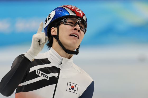 Hwang Dae-heon celebrates after winning the men's 1,500-meter short track final on Wednesday at Capital Indoor Stadium in Beijing. [YONHAP]