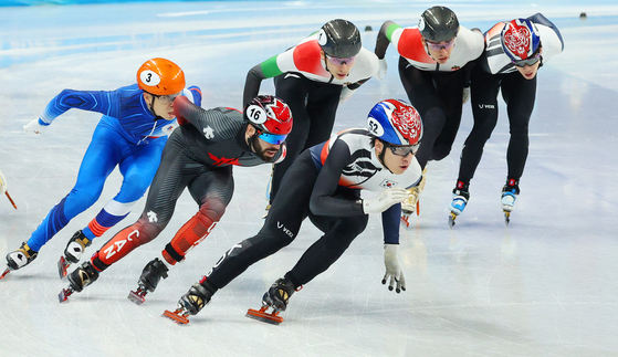 Hwang Dae-heon leads the men's 1,500-meter short track final on Wednesday. [YONHAP]