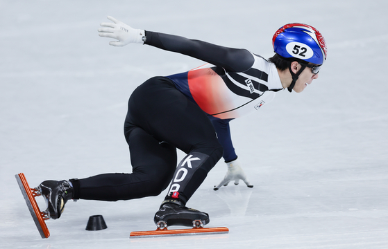 Hwang Dae-heon competes during the 2022 Beijing Olympics men's 1000-meter short track speed skating heat at the Capital Indoor Stadium in Beijing on Saturday. [XINHUA/YONHAP]