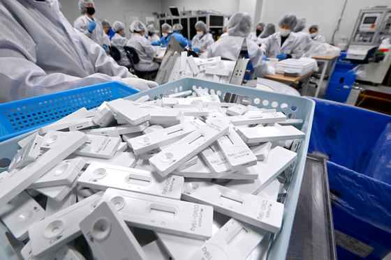 Covid-19 test kits are produced at Humasis in Gunpo, Gyeonggi, on Wednesday, with demand for them mounting amid the rapid spread of the Omicron variant. [YONHAP]