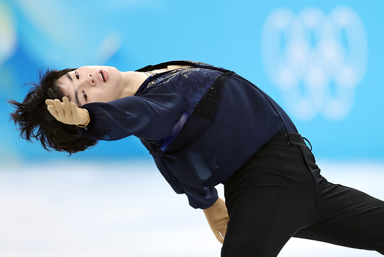 Cha Jun-hwan performs an Ina Bauer in his free skate program at Capital Indoor Stadium in Beijing on Thursday. [YONHAP]