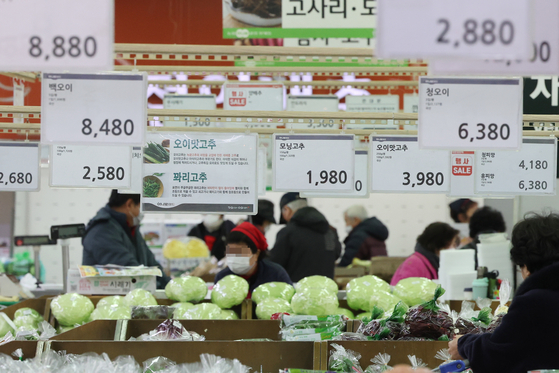 Customers shop for grocery at a Hanaro Mart in Seocho, Seoul, last week. Consumer price continues to grow, adding burden to average households. [YONHAP] 