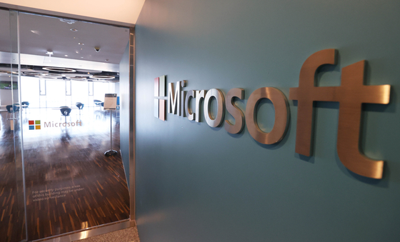 The Supreme Court overturned lower court rulings on a lawsuit filed by Microsoft to send a case back to the High Court in Suwon, Gyeonggi, on Thursday. Microsoft filed a lawsuit in 2017 against local tax authorities, demanding a 630 billion won ($526 million) refund. [YONHAP]