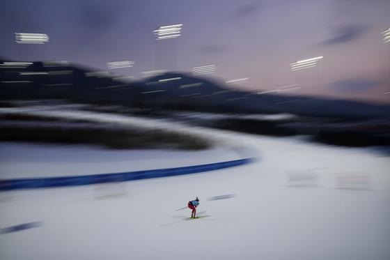 An athlete trains during cross-country skiing session at the 2022 Winter Olympics on Wednesday in Zhangjiakou, China. [AP/YONHAP]