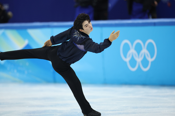 Cha Jun-hwan performs a spiral in his free skate program at Capital Indoor Stadium in Beijing on Thursday. [YONHAP]