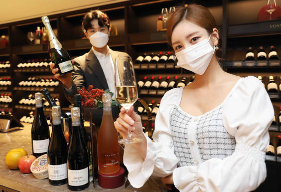 Models promote champagne sold at Shinsegae Department Store ahead of Valentine’s Day on Feb. 14. [YONHAP]