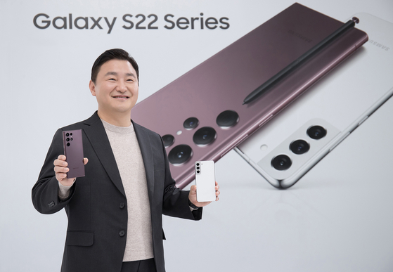 Roh Tae-moon, president and head of Samsung Electronics' smartphone business, holds Galaxy S22 series phones during an Unpacked launch event on Thursday. [SAMSUNG ELECTRONICS]